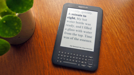 Illustration for article titled This Guy Figured Out How to Turn an Old Kindle Into the Perfect Clock for Book Nerds